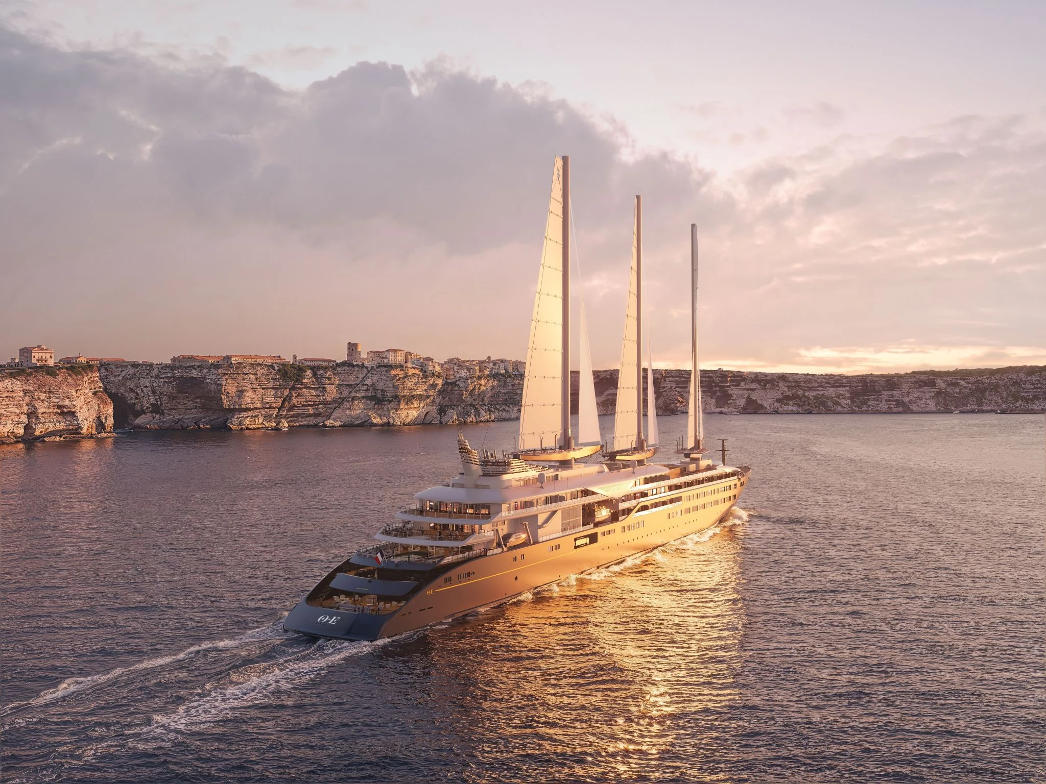 Velero Orient Express Corinthian navegando al atardecer