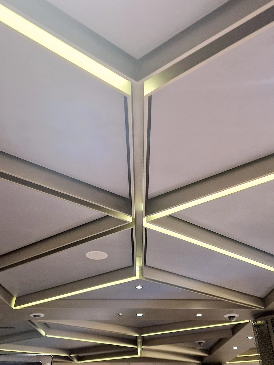 Techo con perfiles LED integrados