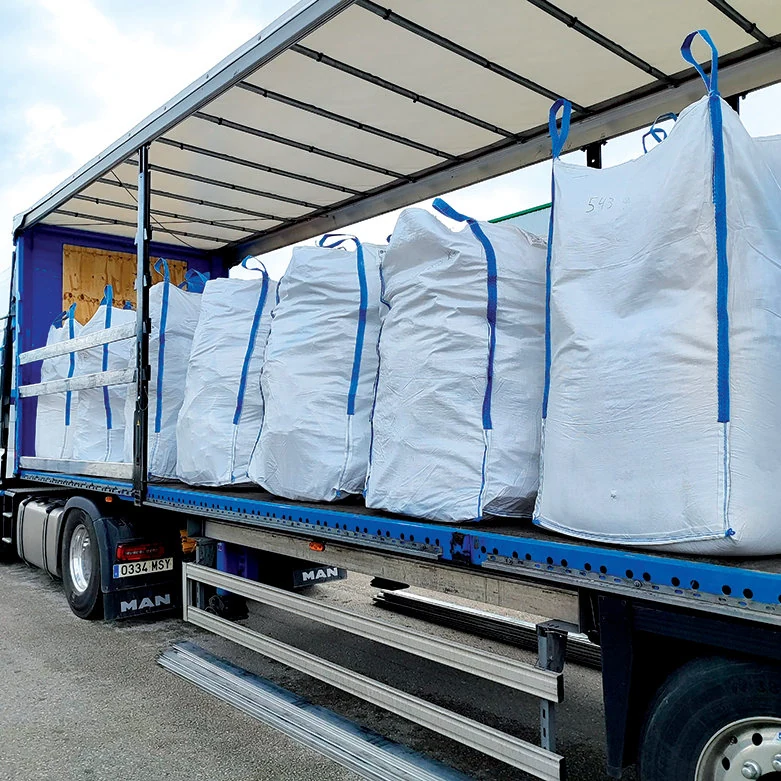 Camión cargado con sacas de yeso para reciclar